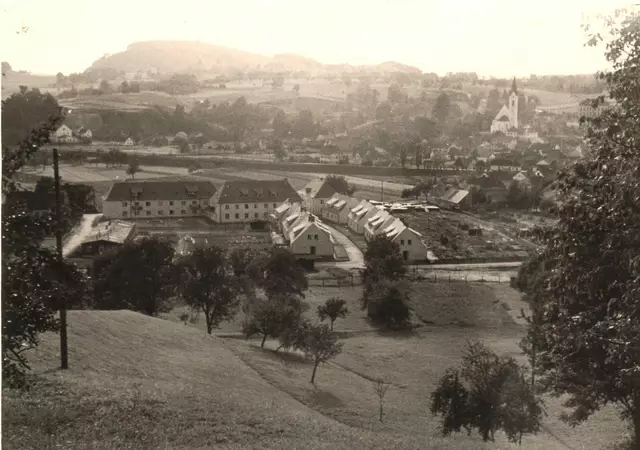 Panorama der DEST-Siedlung nach dem Krieg: In den Häusern wohnten zuerst sowjetische Besatzer, später zogen Familien aus dem Ort ein. Die Küchenbaracke links vorne fungierte rund 20 Jahre als Hauptschule. | Foto: Heimatverein St. Georgen/Fotorepro Eckhart Herbe