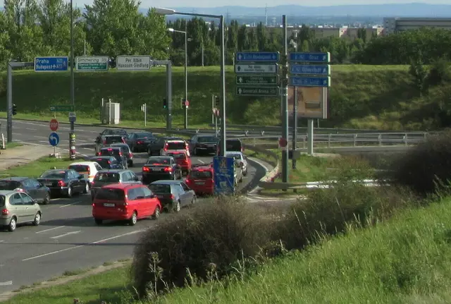 Am Freitagvormittag kam es am Verteilerkreis zu einem Zusammenstoß zwischen einem Bus der Wiener Linien und einem Pkw. (Archiv) | Foto: Heidi Michal