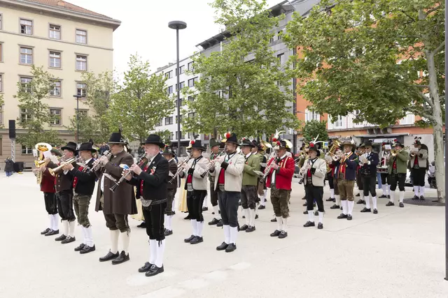 … und die MusikantInnen der Bürgermeistermusikkapelle. | Foto: © Land Tirol/Die Fotografen