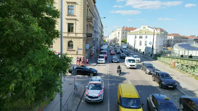 Mindestens zwölf Rettungsfahrzeuge sind im Einsatz. | Foto: zVg