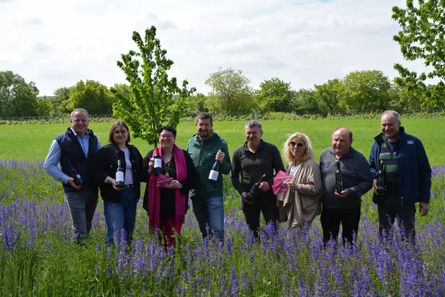 Weinbauverein Horitschon: Kassier Stellv.  Johannes Forauer, Schriftführer Stellv. Lisa Lehrner, Obfrau Eva Maria Iby, Obfrau Stellv. Dominik Gober, Kassier Franz Strass, Pelzer Gitti Obfrau Tourismus Mittelbgld., Anton Gober, Rudi Wessely, nicht am Foto Schriftführer Michael Kerschbaum. | Foto: Rosenberger