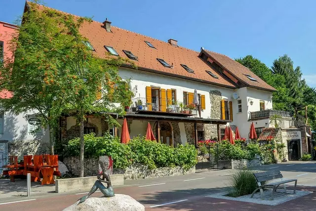 Die Weinerei im Baderhaus am Brucker Murufer – Christopher Petsch übernimmt die Küche. | Foto: Privat