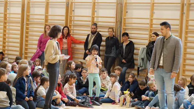 Die Schülerinnen und Schüler durften bei der Fragerunde im Turnsaal selbst Fragen stellen. | Foto: Schrapf