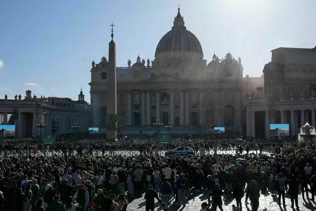 Bereits seit Mittwochabend hatten Zehntausende Gläubige am Petersplatz auf ein Ergebnis gewartet, auch am Donnerstag waren wieder tausende Pilger und Touristen vor Ort, um das traditionsreiche Rauchsignal live mitzuerleben. | Foto: Valentina Marinelić/MeinBezirk