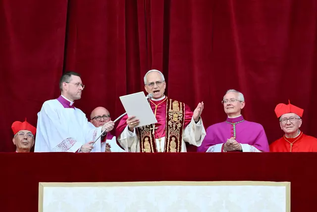  Leo XIV bei seiner ersten Ansprache vom Hauptbalkon der zentralen Loggia des Petersdoms zu den vielen Gläubigen am Petersplatz und auf der ganzen Welt. | Foto: ALBERTO PIZZOLI / AFP / picturedesk.com