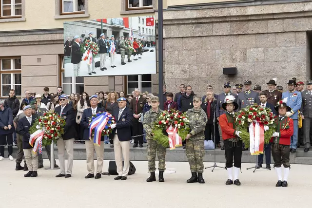 Höhepunkt des Festakts war die feierliche Kranzniederlegung von Gesandten der Staaten Frankreich und Großbritannien sowie Soldaten des Österreichischen Bundesheeres und Vertretern der Tiroler Traditionsverbände. | Foto: © Land Tirol/Die Fotografen