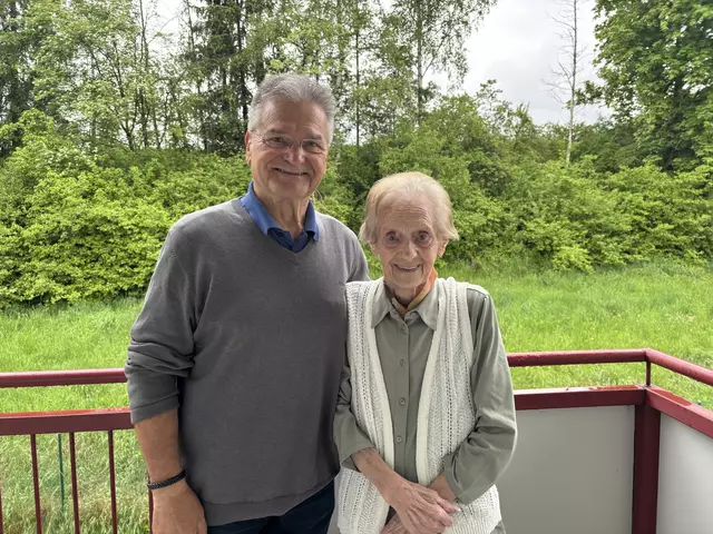Rudi Kneissl (72) und seine Mutter Theresia (92) nahmen sich Zeit für ein Gespräch über das Ende des Krieges und die Zeit nach 1945. | Foto: MeinBezirk/Jung