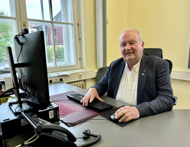 Rudolf Hofbauer an seinem Arbeitsplatz im Rathaus.  | Foto: Koidl