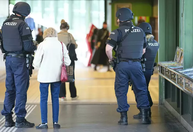 Im AKH Wien wird mit Hochdruck nach einem mutmaßlich bewaffneten Mann gesucht.  | Foto:  GEORG HOCHMUTH / APA / picturedesk.com