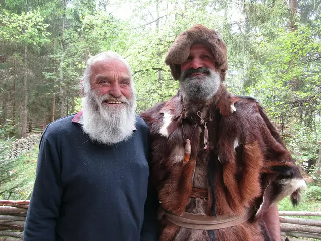 Authentizität des Ötzis im Ötzidorf: Franz Frischmann (der alte Ötzi) und Erich Schöpf (der neue Ötzi). | Foto: Tatschl
