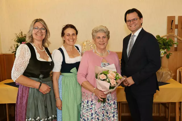 GR und Tochter der Jubilarin Sylvia Aichinger, GGR Maria Burchhart, Edeltraud Donhauser, Bürgermeister Bernhard Heinl | Foto: Marktgemeinde Michelhausen