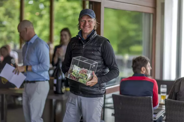 Gery Seidl übergab die gesammelten Spenden. | Foto: Hannes Jirgal/Vienna Vikings