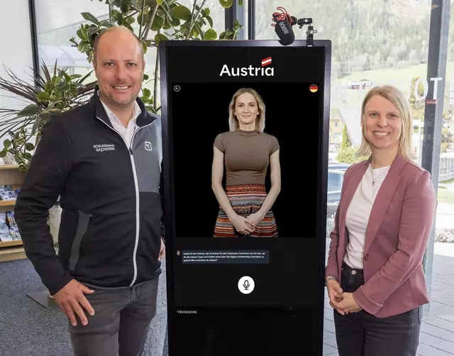 Mathias Schattleitner (Geschäftsführer) und Carolin Lang (Leiterin des Bereichs Digitalisierung) vom TVB Schladming-Dachstein haben den KI-Avatar der Österreich Werbung getestet. | Foto: Martin Huber