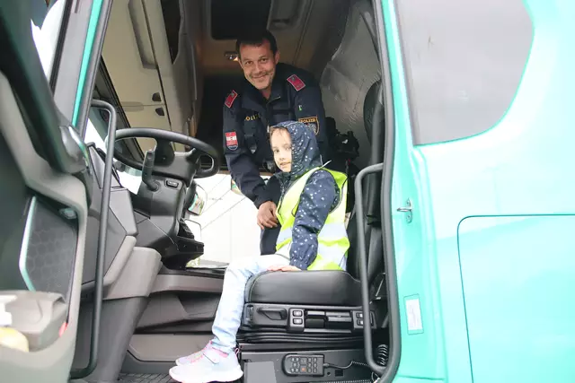 Die Kinder durften sich sogar hinter das Lenkrad setzen. | Foto: MeinBezirk