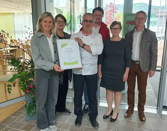 Simone Sommerauer (Gesundheitsreferentin AVOS) übergab das Zertifikat mit dem Gütesiegel „Grüne Gabel“ an Erich Schmidlechner, den Küchenleiter des Seniorenwohnhauses Thalgau. (v.l.) Simone Sommerauer, Michaela Schrumpf (Leiterin der Pflege und Betreuung, Rotes Kreuz Salzburg), Erich Schmidlechner, Bernhard Haas (Küchenkoordinator, Rotes Kreuz Salzburg), Andrea Eder (Haus- und Pflegedienstleitung, Seniorenwohnhaus Thalgau), Johann Grubinger (Bürgermeister Thalgau) | Foto: Rotes Kreuz Salzburg