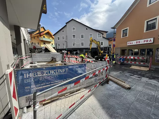 Im Imster Stadtzentrum kommt es derzeit zu massiven Erdarbeiten und verkehrsbehinderungen. | Foto: Perktold