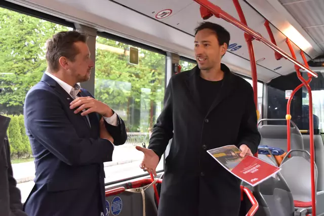 Architekt Thomas Niederberger erklärte, dass der Fokus beim Projekt ganz klar auf Nachhaltigkeit liegt.  | Foto: Barbara Fluckinger