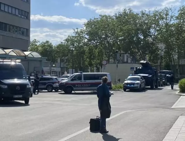 Im AKH Wien wird mit Hochdruck nach einem mutmaßlich bewaffneten Mann gesucht.  | Foto: zVg