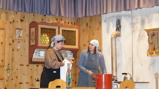 Haben kein leichtes Leben: die Altmagd (Monika Klien) und die Stallmagd (Christina Schranz). 