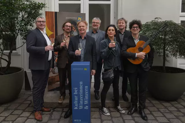 v.l.n.r.: Weinbaupräsident Reinhard Zöchmann, Kurator Stephan Sperlich, Michael Duscher – Geschäftsführer Niederösterreich Werbung, Martin Grüneis - stv. Leiter der Abteilung Kunst und Kultur, Land Niederösterreich, Kuratorin Tini Trampler, Klemens Lendl und David Müller („Die Strottern“) | Foto: FK Visuals
