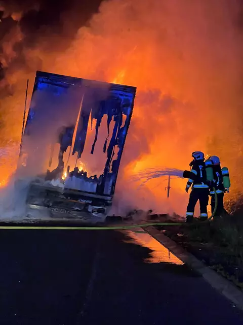 Horrorbrand auf der A8-Innkreisautobahn. Sechs Feuerwehren aus Wels-Land zeigen, was sie können und schildern ihre Erlebnisse. | Foto: FF Pichl