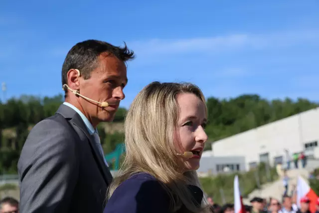 Julia Mayr und Bernhard Mühlehner moderierten die Gedenkfeier. | Foto: Eckhart Herbe