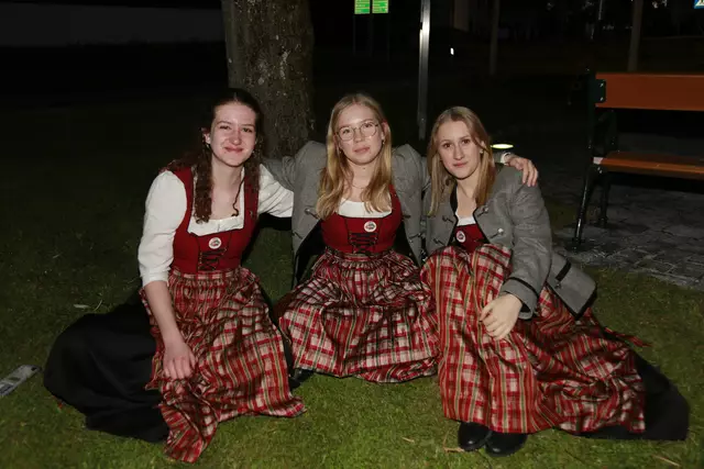Ein gemütliches Plätzchen fanden Anna, Hanna und Julia  | Foto: Thomas Fischer/zema-medien.de