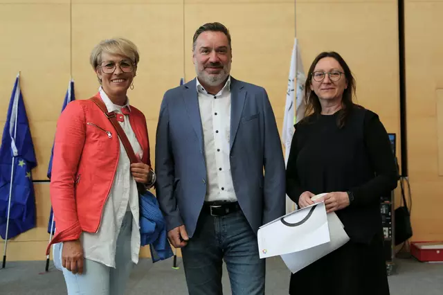 Stolze Gastgeber:  VBgm. Michaela Traxler (SP), Bgm. Andreas Derntl (VP) und Gemeindevorständin Renate de Krujiff (Grüne).
