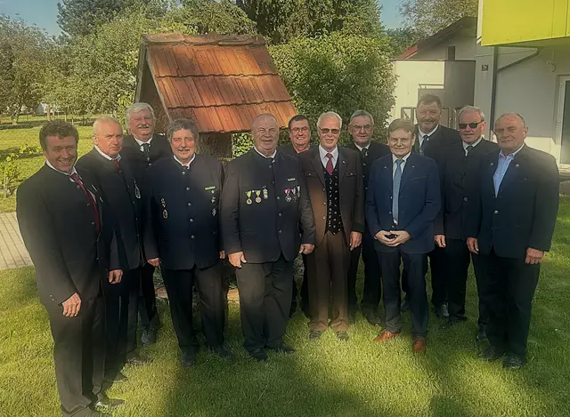 ÖKB-Funktionäre Harald Böhm und Josef Antel (ÖKB Asparn/Zaya), Friedrich Tomsik (ÖKB Hörersdorf), Walter Ofenauer (ÖKB Mistelbach), Bezirksverbandsobmann Hans Lehner (ÖKB Schrick), Ortsvorsteher von Schletz Leopold Schuster, Jubilar Maximilian Mekul, Johann Schiesser (ÖKB Michelstetten), Bürgermeister von Asparn/Zaya Manfred Meixner, Bez.Verb.OBM Stellvertreter Josef Kohzina (ÖKB Wilfersdorf-Hobersdorf), Josef Girsch (ÖKB Eibesthal) und Josef Pillwein (ÖKB Ladendorf). Nicht am Foto–Franz Hammer (ÖKB Niederleis). | Foto: ÖKB