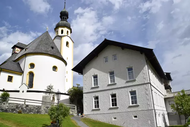 Kirche mit Heimat- und Bergbaumuseum in Jochberg. | Foto: Bamberger