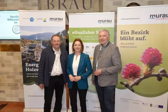 Holzwelt-Geschäftsführer Harald Kraxner, LR Simone Schmiedtbauer und Obmann Thomas Kalcher. | Foto: Michael Blinzer