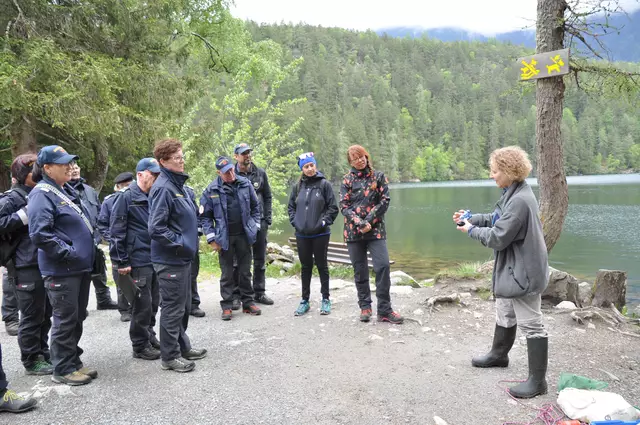 Wasserexpertin Gabriele Weiglhofer erklärt den Teilnehmern der Weiterbildung die Verwendung der verschiedenen Instrumente.