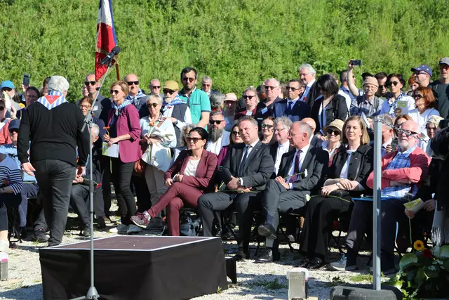 vorne v.l.: NR Sabine Schatz,  Barbara Glück (Mauthausen Memorial), Vizekanzler Andreas Babler, Innenminister Gerhard Karner, Finanz-Staatssekretärin, Guy Dockendorf (Mauthausenkomitee International) | Foto: Eckhart Herbe