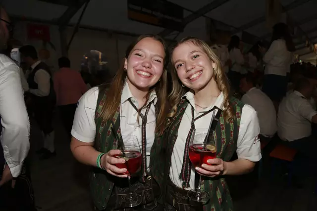 Marie und Lena kommen von der Bar | Foto: Thomas Fischer/zema-medien.de
