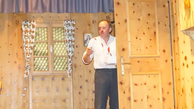 Altbauer Arb Kalteiser (Franz Sprenger) kommt nach einer Schlägerei nach Hause. 