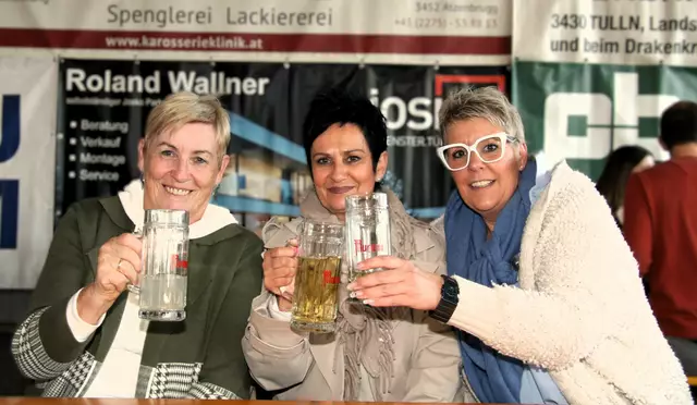 Auf einen schönen Abend! Roswitha Bischof, Andrea Fitz und Romana Jaklitsch aus Zwentendorf. | Foto: Christian Nowotny