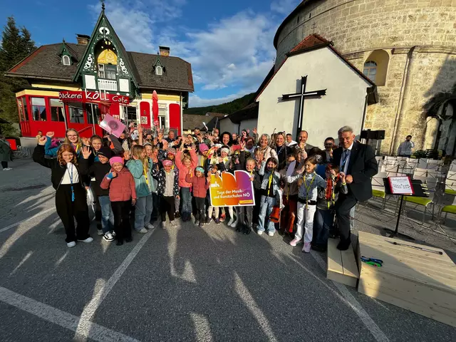 Hauptplatz Scheiblingkirchen: Schülerinnen und Schüler der Musikschule von Paradis mit Schulleiterin Erna Bauer, Tamara Ofenauer Haas vom Musik- und Kunstschulmanagement, den Bürgermeisterinnen Waltraud Ungersböck und Michaela Walla, Bürgermeister Josef Schrammel und Landtagsabgeordneten Hermann Hauer | Foto: Musikschule von Paradis