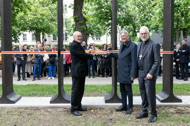 Valentin Oman, Landeshauptmann Peter Kaiser und Bischof Josef Marketz schnitten das Band durch. | Foto: LPD Kärnten/ Gleiss