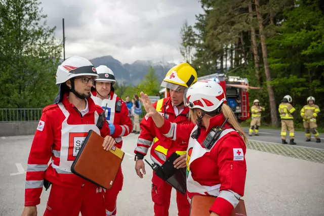 Über 80 Beteiligte meistern das komplexe Übungsszenario in Aldrans. | Foto: Rotes Kreuz Innsbruck/Liebl Daniel
