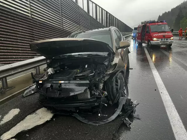 Der Wagen touchierte die Leitschiene. | Foto: Freiwillige Feuerwehr Rennweg am Katschberg
