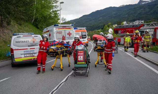 Rettungssanitäter in Ausbildung im intensiven Praxiseinsatz. | Foto: Rotes Kreuz Innsbruck/Liebl Daniel
