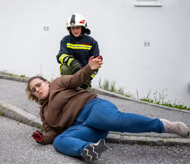 Einsatzkräfte von Rotem Kreuz und Feuerwehr bei der Versorgung der „Verletzten“. | Foto: Rotes Kreuz Innsbruck/Liebl Daniel