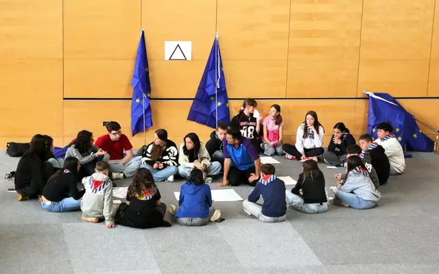 Jugendliche aus 6 europäischen Nationen diskutieren hier mit Faramarz Karimi, der als Teenager aus Afghanistan floh und sich nun in der Bewusstseinsregion engagiert.