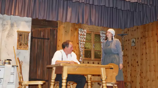 Die Schauspieler:innen der Heimatbühne Pians überzeugen in ihren Rollen, die alles von ihnen abverlangen. 