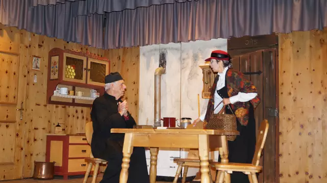 Der Pfarrer (Hans Kaufmann) und seine Mesnerin (Babsi Ladner). 