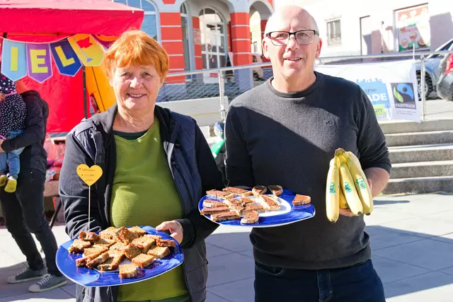 Zum Gratis-Frühstück lud das Klimabündnis Lembach am Internationalen Fairtrade-Tag ein. | Foto: Alfred Hofer