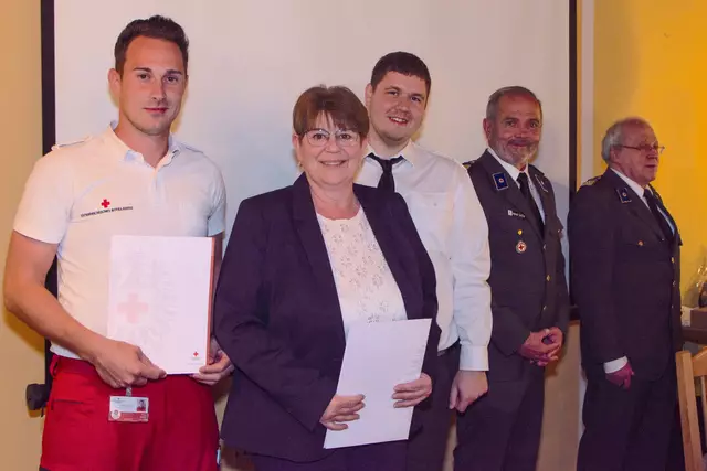 Kevin Peischl, hauptberuflicher Rettungssanitäter, und Martina Fellnhofer, hauptberufliche Heimhilfe, erhielten das Dienstjahrabzeichen für zehn Jahre.
 | Foto: Rotes Kreuz