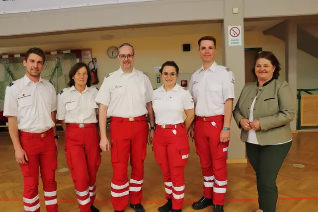 Bgm. Doris Dirnberger (re) mit Sebastian Leopold (li), Monika Drexel und Stefan Friedacher sowie den beiden neuen Rot Kreuz-Offizieren Felizitas Hermann und Gernot Vorraber. | Foto: Edith Ertl