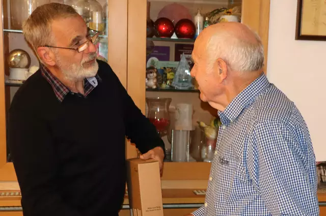 Eine Dankepräsent für Rupert Stipper (re) aus Anlass seines Ausscheidens aus dem Vereinsvorstand | Foto: Gerhard Langmann