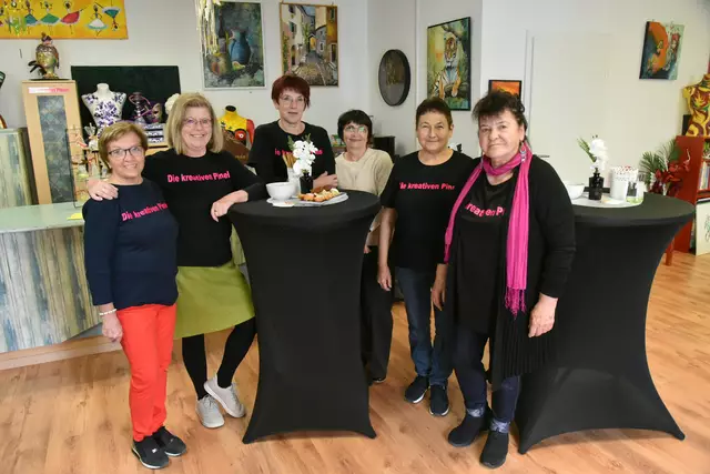 Ein Teil der Hobbykünstlerinnen beim der Ausstellung in Gleisdorf  | Foto: Gerald Dreisiebner